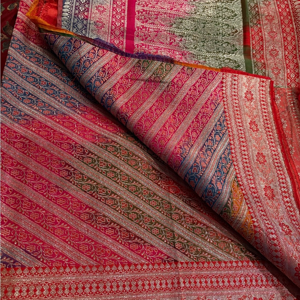 Vintage pure Banarasi silk saree.
Laharia design